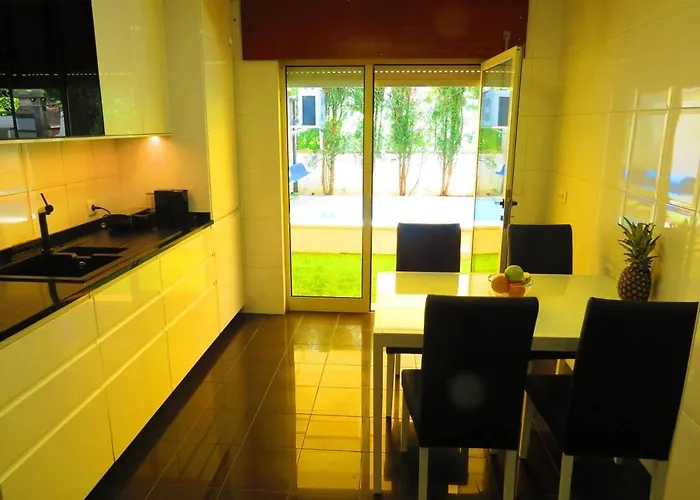 Elegant In With Pool & Jacuzzi فيلة