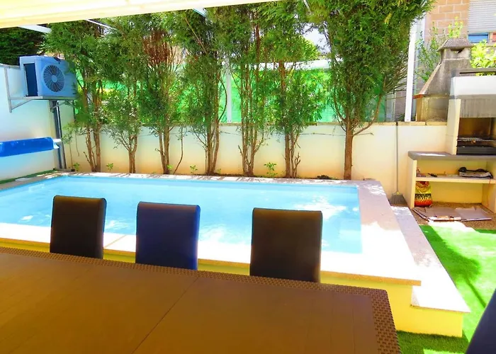 Elegant In With Pool & Jacuzzi 别墅